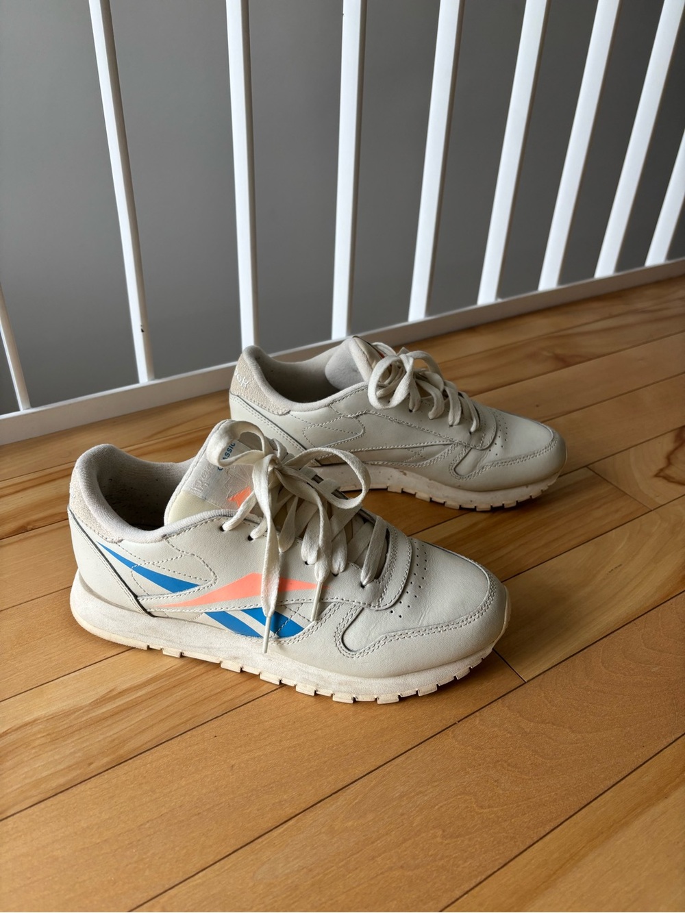 Reebok Classic Sneakers - Womens size 6 - Picture 3 of 6
